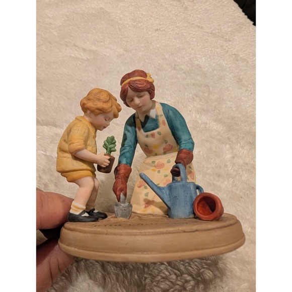 1986 Avon "Helping Mom" Figurine VTG Porcelain Jessie Willcox Smith Mothers Day - Picture 1 of 6